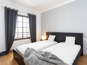 sypialnia z dwoma łóżkami i oknem w obiekcie Apartment Balcón del Mar-1 by Interhome w mieście Costa Del Silencio