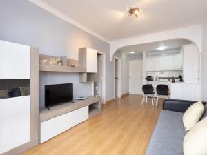 salon z kanapą i telewizorem oraz kuchnia w obiekcie Apartment Balcón del Mar-1 by Interhome w mieście Costa Del Silencio