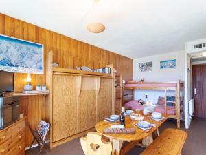 jadalnia ze stołem i łóżkiem piętrowym w obiekcie Apartment Mont Charvin by Interhome w mieście La Toussuire