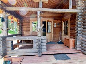 un porche delantero de una cabaña de madera en Holiday Home Osmola by Interhome, en Joutsa