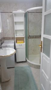 La salle de bains est pourvue d'une douche, de toilettes et d'un lavabo. dans l'établissement Apartman Dane, à Kikinda