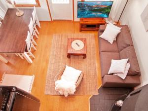 an overhead view of a living room with a couch and a table at Holiday Home Tahkon klubitie 6 a by Interhome in Tahkovuori