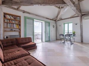 salon z kanapą i stołem z krzesłami w obiekcie Apartment Les Araucarias by Interhome w Cannes