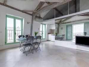 kuchnia i jadalnia ze stołem i krzesłami w obiekcie Apartment Les Araucarias by Interhome w Cannes