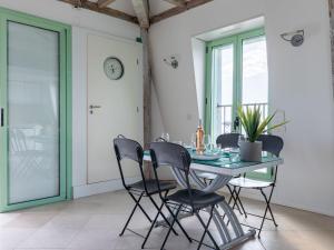 jadalnia ze stołem, krzesłami i zegarem w obiekcie Apartment Les Araucarias by Interhome w Cannes +24 zdjęcia