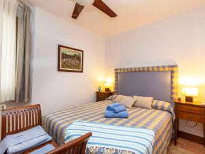 Un dormitorio con una cama con una toalla azul. en Apartment Sa Riera Beach by Interhome en Begur
