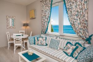 - un salon avec un canapé et une grande fenêtre dans l'établissement Apartments Suzy, à Split