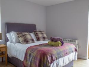 A bed or beds in a room at Holiday Home Upper Milovaig by Interhome