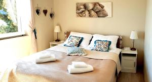 una camera da letto con un letto e due asciugamani di Apartments Suzy a Spalato (Split)