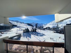 widok z balkonu stoku narciarskiego w obiekcie Apartment Chavière-12 by Interhome w Les Menuires