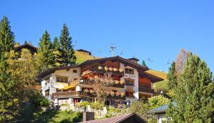 un edificio junto a una colina con árboles en Appart Andrea, en Lech am Arlberg