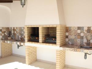 Virtuvė arba virtuvėlė apgyvendinimo įstaigoje Holiday Home Monte dos Vieiras-2 by Interhome
