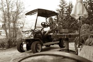 un hombre está sentado en un carro de golf en Appart Andrea, en Lech am Arlberg