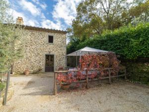 A garden outside Holiday Home Il Feudo by Interhome