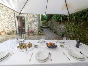 A garden outside Holiday Home Il Feudo by Interhome