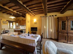 comedor con mesa y cocina en Holiday Home Il Feudo by Interhome en Poggioni