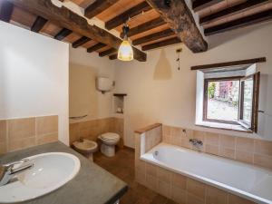 A bathroom at Holiday Home Il Feudo by Interhome