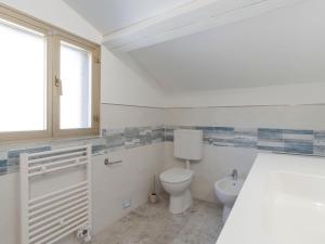 A bathroom at Apartment Gabriella by Interhome