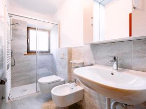 Ένα μπάνιο στο Apartment Cesa Minach-1 by Interhome