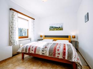 Schlafzimmer mit einem Bett und einem Fenster in der Unterkunft Apartment Cesa Minach-3 by Interhome in Alba di Canazei