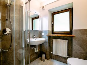 ein Bad mit einem Waschbecken und einer Dusche in der Unterkunft Apartment Cesa Minach-3 by Interhome in Alba di Canazei