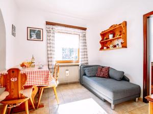 ein Wohnzimmer mit einem Sofa und einem Tisch in der Unterkunft Apartment Cesa Minach-3 by Interhome in Alba di Canazei