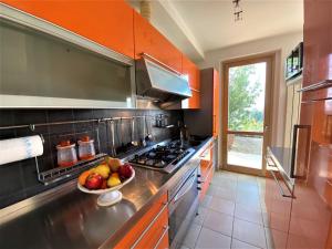 kuchnia z miską owoców na ladzie w obiekcie Holiday Home Casa Chiara by Interhome w mieście Castellina in Chianti