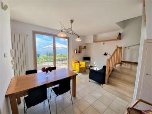 jadalnia i salon ze stołem i krzesłami w obiekcie Holiday Home Casa Chiara by Interhome w mieście Castellina in Chianti