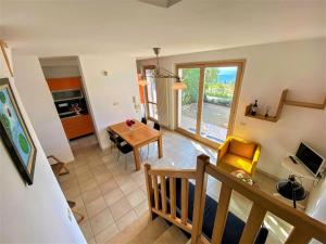 salon ze stołem i jadalnią w obiekcie Holiday Home Casa Chiara by Interhome w mieście Castellina in Chianti +37 zdjęć