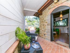 een patio met een tafel en potplanten bij Apartment L'Angolo di Uzzano by Interhome in Greve in Chianti