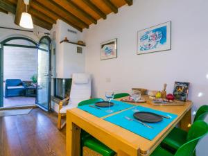 uma sala de jantar com mesa e cadeiras em Apartment L'Angolo di Uzzano by Interhome em Greve in Chianti