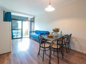 jadalnia i salon ze stołem i krzesłami w obiekcie Apartment Bilo Standard Garden-4 by Interhome w mieście Marina di Bibbona
