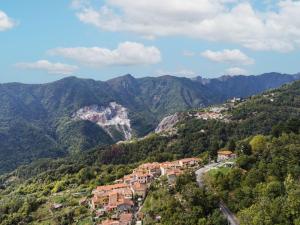 uma aldeia numa colina com montanhas ao fundo em Holiday Home Casa Giulia by Interhome em Seravezza