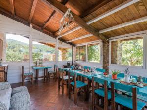 uma grande sala de jantar com mesas e cadeiras azuis em Holiday Home Meridiana by Interhome em Cana