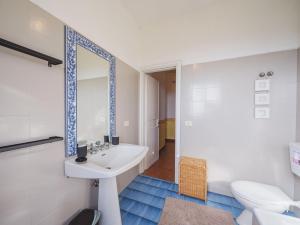 ein Badezimmer mit einem Waschbecken, einem WC und einem Spiegel in der Unterkunft Holiday Home Casa Giulia by Interhome in Seravezza