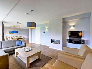 - un salon avec un canapé et une table dans l'établissement Holiday Home Ganuenta-1 by Interhome, à Colijnsplaat