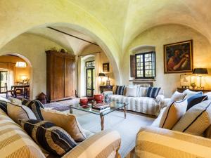 un soggiorno con divani e tavolo di Villa La Torre by Interhome a Figline Valdarno