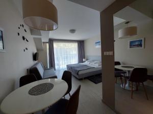 een kamer met een bed en een tafel en stoelen bij Apartament Sienna Czarna Góra STUBAI 29 in Siena