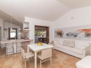 sala de estar con sofá blanco y mesa en Holiday Home Morellino by Interhome, en Aglientu