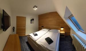 Tempat tidur dalam kamar di Apartmán 206 Žalý