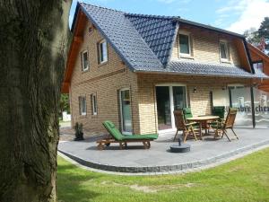 a house with a patio with a table and chairs at Ferienhaus Wellenbrecher in Ostseebad Karlshagen