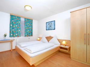 een kleine slaapkamer met een bed en een raam bij Apartment Sonnenau in Zell am Ziller