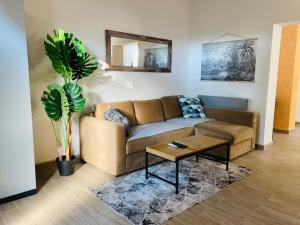 uma sala de estar com um sofá e uma mesa em Enjoy Gardos apartment em Belgrado