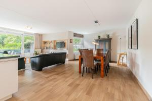 een woonkamer met een tafel en een eetkamer bij Hello Zeeland - Appartement Loverendale 10 in Domburg