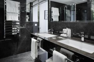 サン・セバスティアンにあるホテル デ ロンドレス イ デ イングラテラのバスルーム(シンク2台、大きな鏡付)