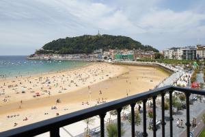 Blick auf den Strand mit Leuten darauf in der Unterkunft Hotel de Londres y de Inglaterra in San Sebastián