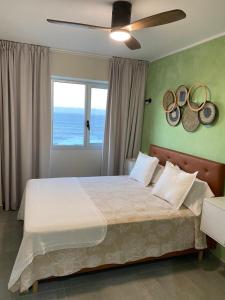 een slaapkamer met een bed en uitzicht op de oceaan bij Le terrazze 11 in Puerto de la Cruz