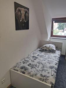una camera da letto con un letto con un'immagine a parete di elefante di Très Bel appart charmant 85m2 parking gratuit a Molsheim