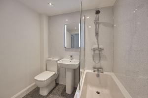 ein Bad mit einem WC, einem Waschbecken und einer Dusche in der Unterkunft Host & Stay - Beach Haven in Whitby