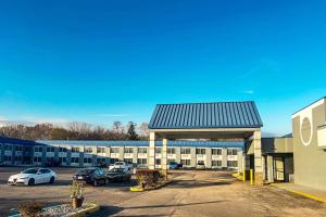 un parcheggio di fronte a un grande edificio di Clarion Inn & Suites a Norton Shores